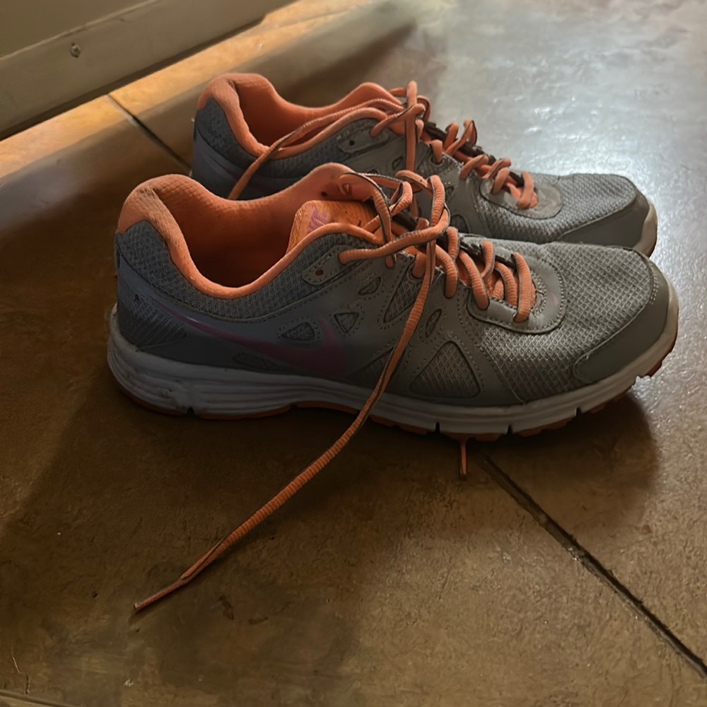 Nike revolution 2